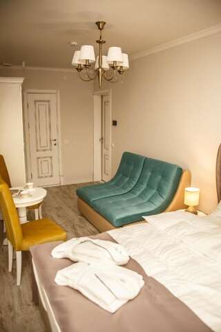 Отель Opera Center Hotel Львов Двухместный номер Делюкс с 1 кроватью и балконом-2